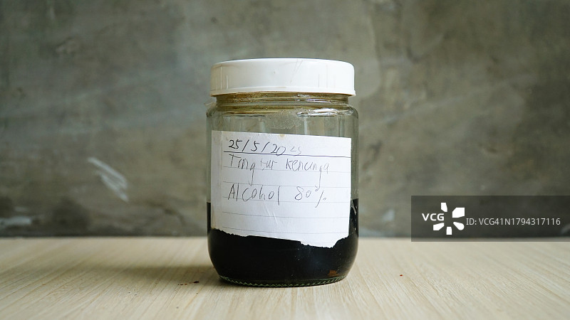 桌上的依兰酊剂图片素材