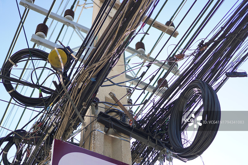 电线杆上杂乱无章的电线图片素材