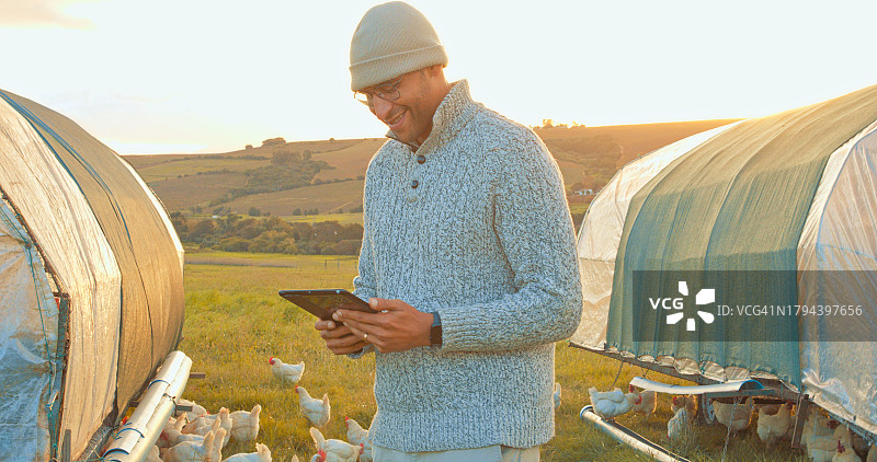 乡村农场，男子用平板电脑监测农业养殖图片素材