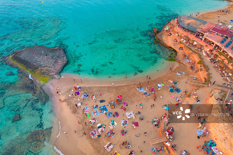 伊维萨岛 Cala Comte 海滩日落景观航拍图片素材