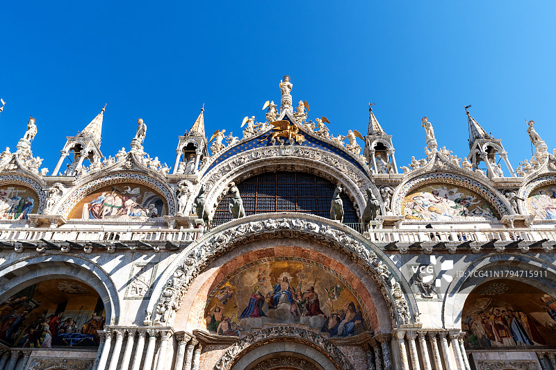 蓝色天空下的圣马可大教堂景观图片素材