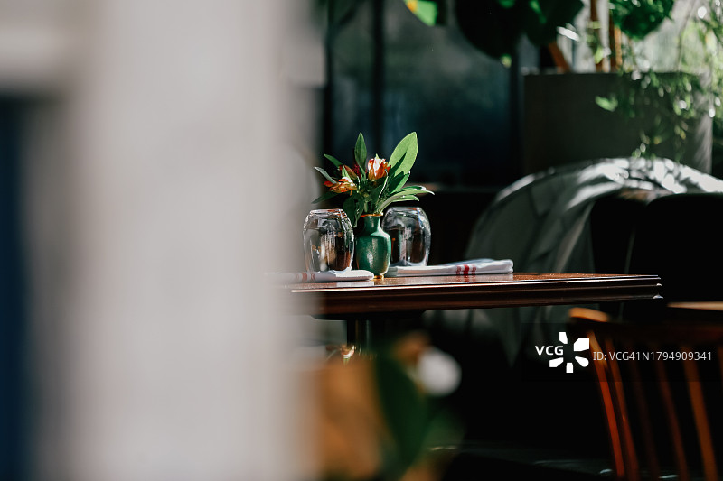 阳光明媚的夏日，优雅的露天咖啡馆图片素材