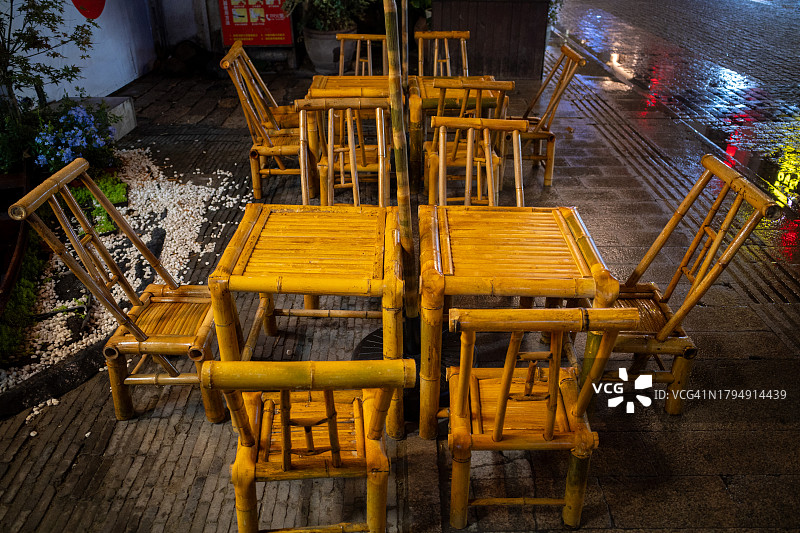 人行道旁的竹椅和桌子图片素材