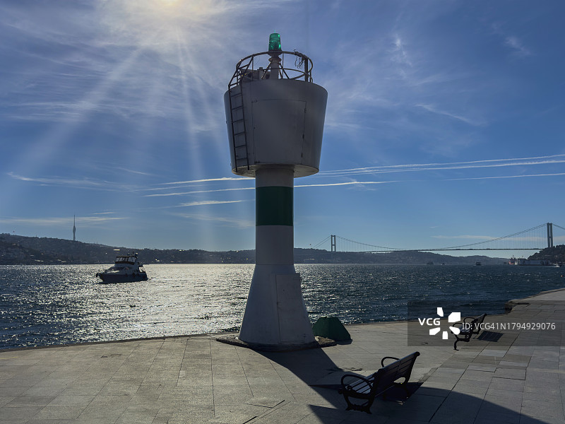 秋季博斯普鲁斯海峡的闪烁海面，伊斯坦布尔图片素材