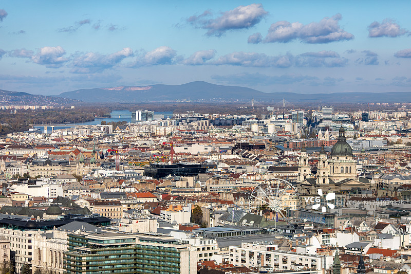 匈牙利布达佩斯的自由桥和市中心图片素材