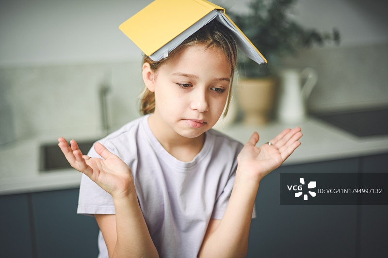 母女一起做作业图片素材