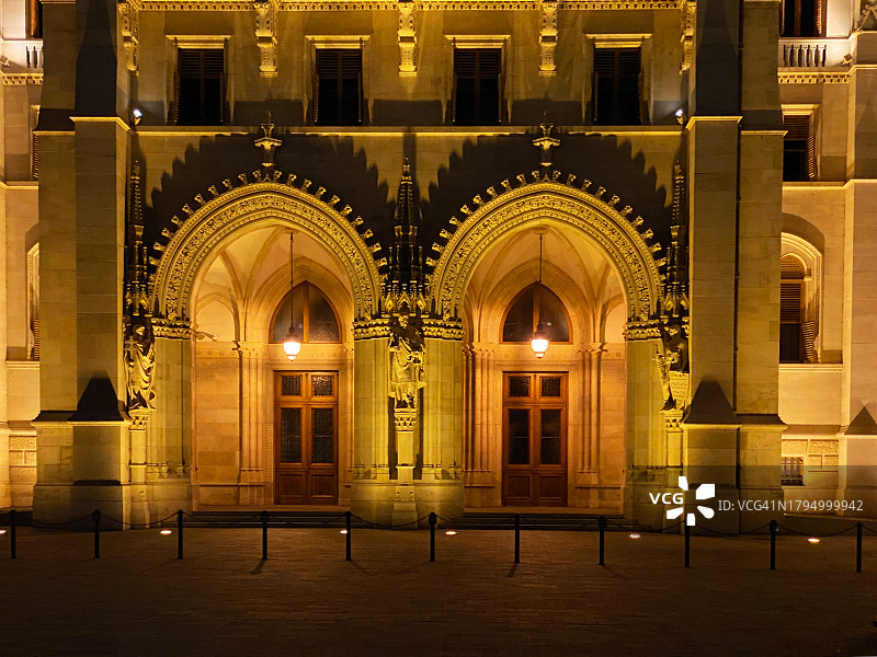 布达佩斯议会大厦的立面和入口细节图片素材