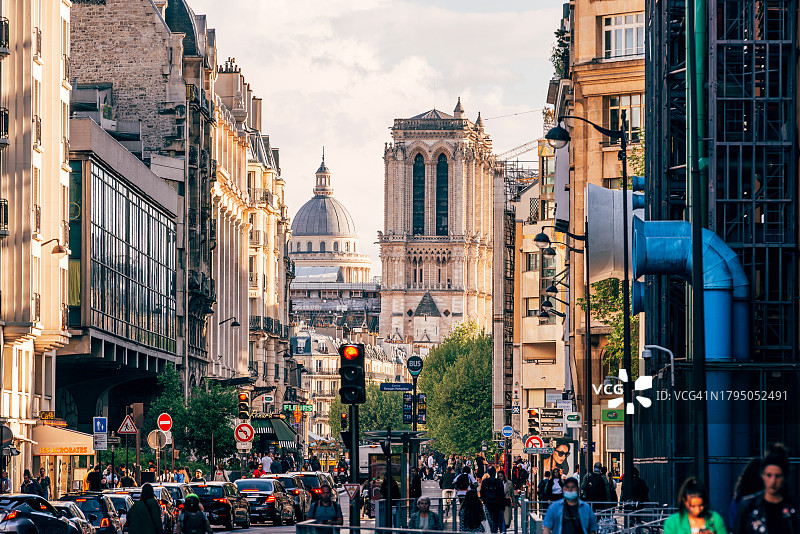巴黎拥挤的街道，远处可见先贤祠和巴黎圣母院图片素材