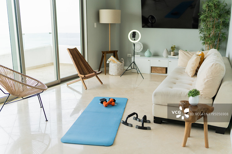 在房子的客厅空间进行运动训练 - 无人图片素材