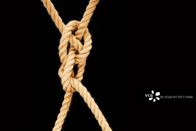 黑色背景上的绳结图片素材