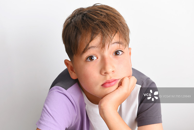 看着镜头的12岁男孩图片素材