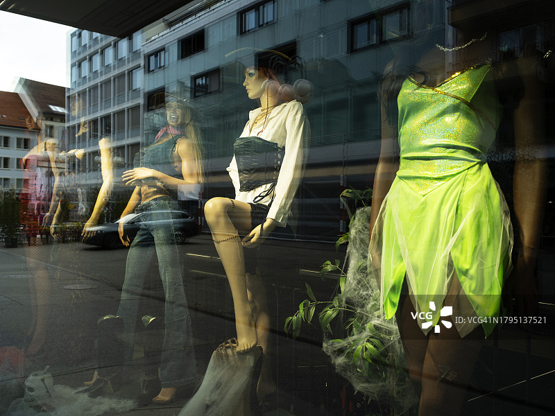 夜晚市中心的服装模特图片素材