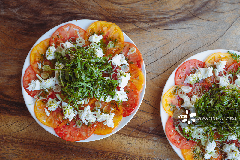 餐桌上披萨的高角度视角图片素材