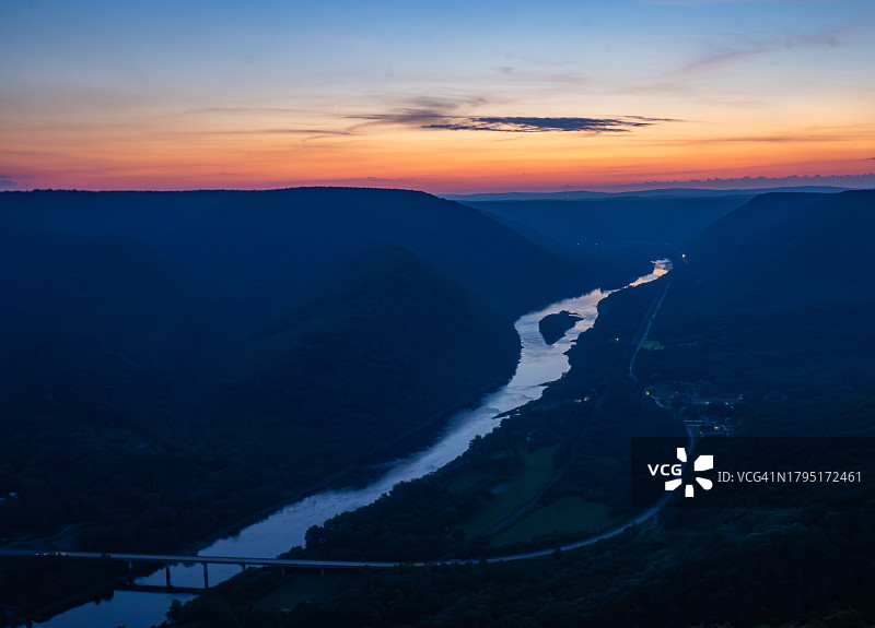 美国宾夕法尼亚州雷诺沃市的日落山景图片素材