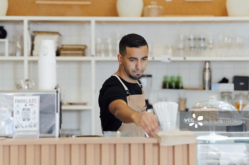 店主在咖啡馆工作图片素材
