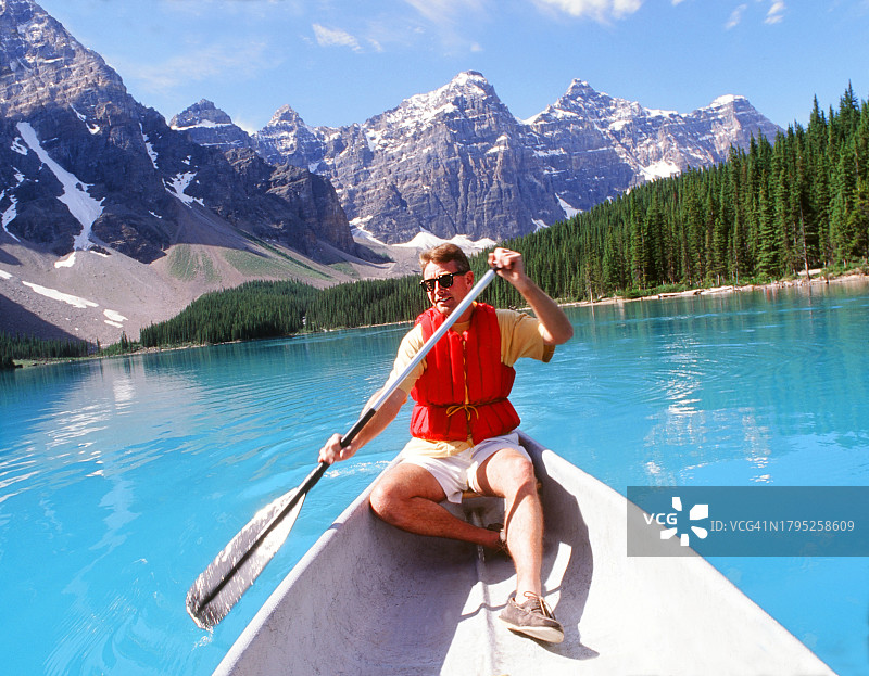 湖上划船的游客图片素材