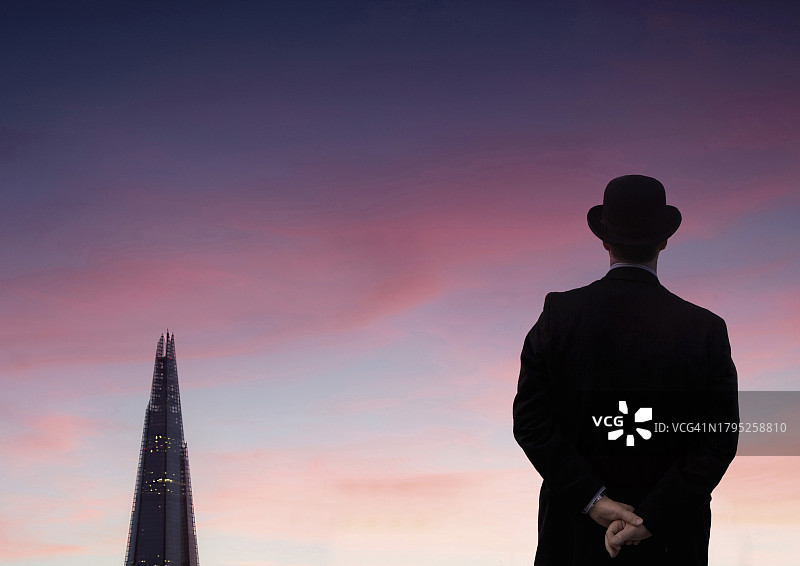 眺望城市的英国男人图片素材