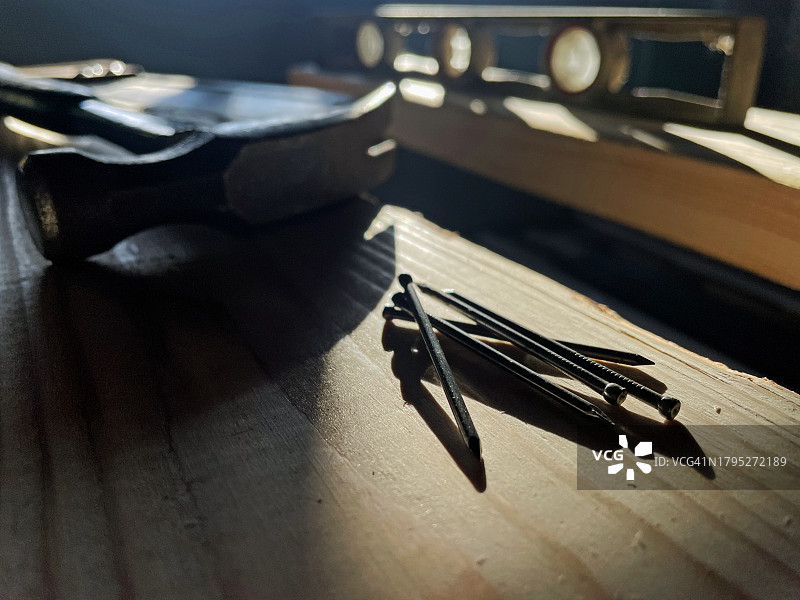 带锤子的木工钉子图片素材