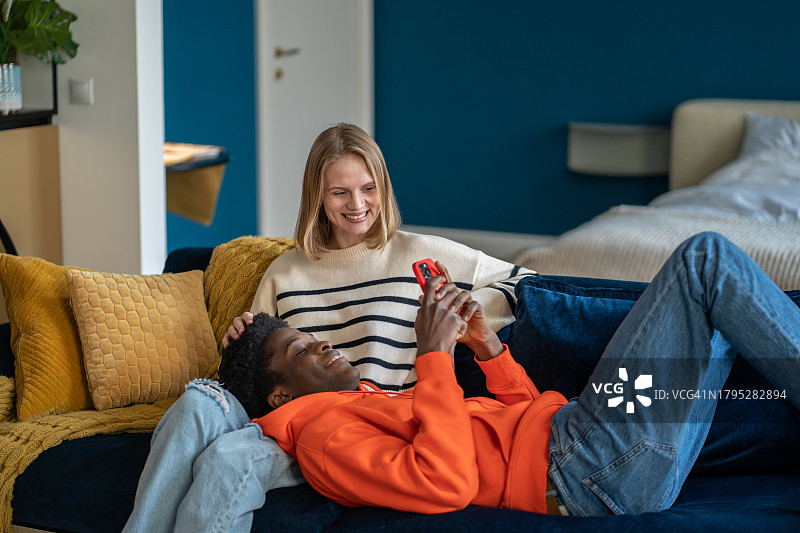 情侣在沙发上，在彼此陪伴中放松身心图片素材