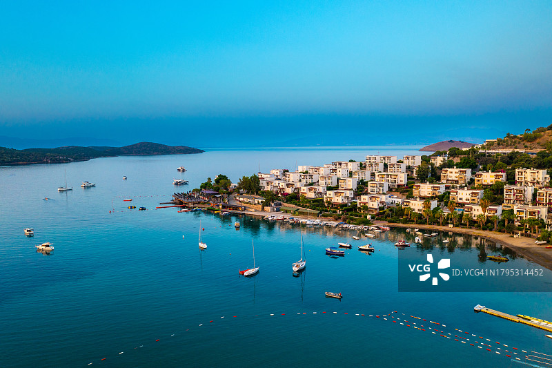 土耳其博德鲁姆的蓝天碧海高角度景观图片素材