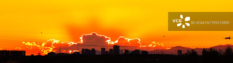 亚利桑那州坦佩市橙色天空下的建筑物剪影图片素材