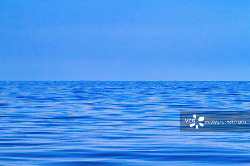 湛蓝的天空衬托着美丽的海景图片素材