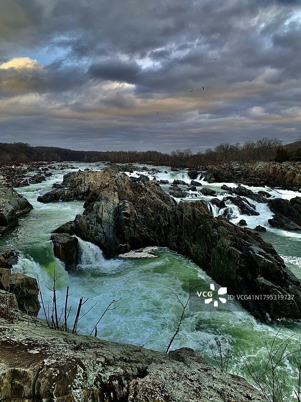 美国弗吉尼亚州福尔斯彻奇冬季河景图片素材