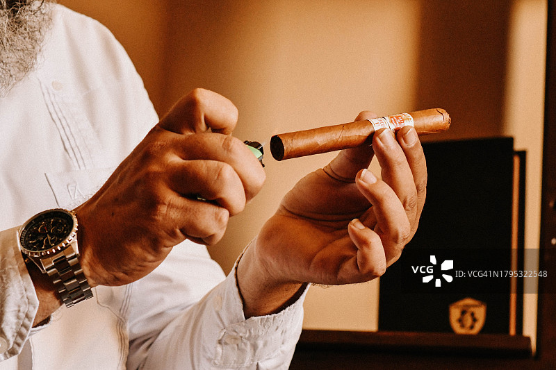 男子拿着香烟的腰部特写图片素材