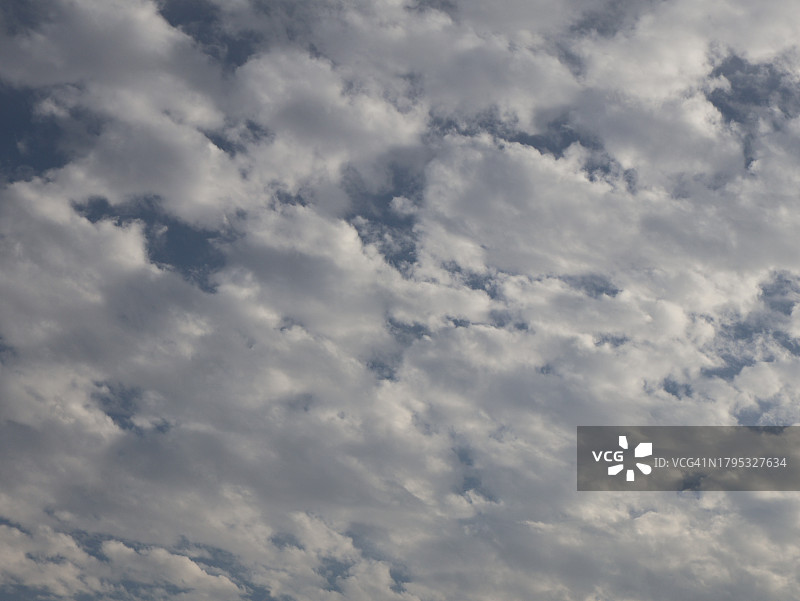 迪拜，阿拉伯联合酋长国天空中的云彩低角度景观图片素材