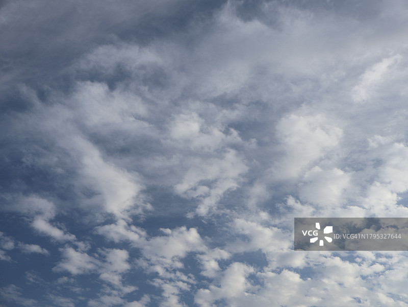 迪拜，阿拉伯联合酋长国天空中的云彩低角度景观图片素材