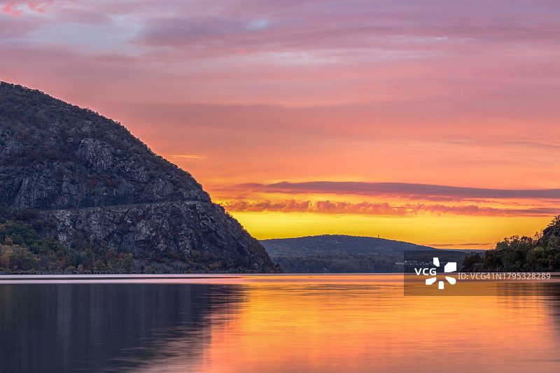 纽约冷泉的橙色天空湖景图片素材