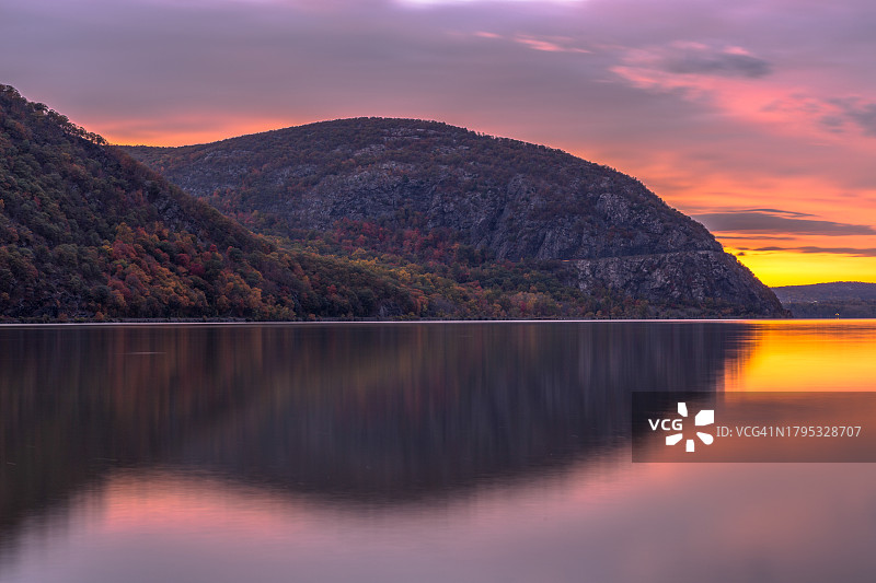 美国纽约冷泉镇日落时分山间湖泊的景色图片素材