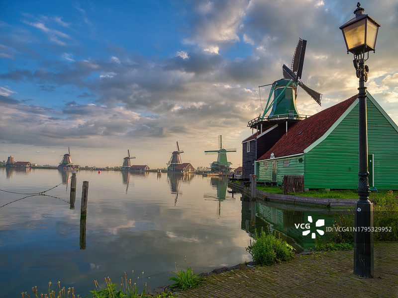 日落时湖对天空的风景图片素材