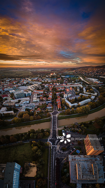 尼特拉日落时分的城市景观高角度景观，斯洛伐克图片素材