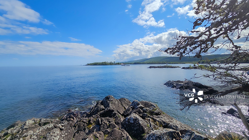 大海对着天空的美景图片素材