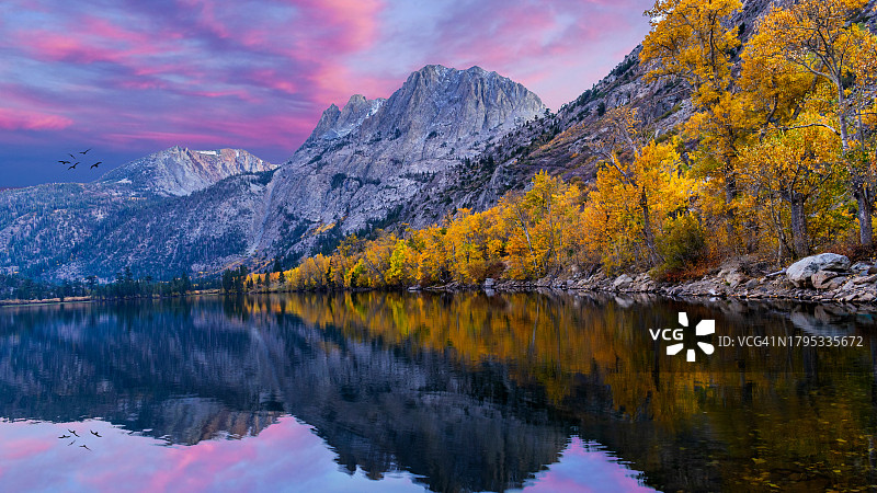 美国加州六月湖秋季山景图片素材