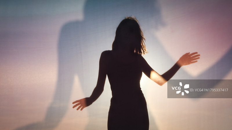 日落时分的女人剪影图片素材