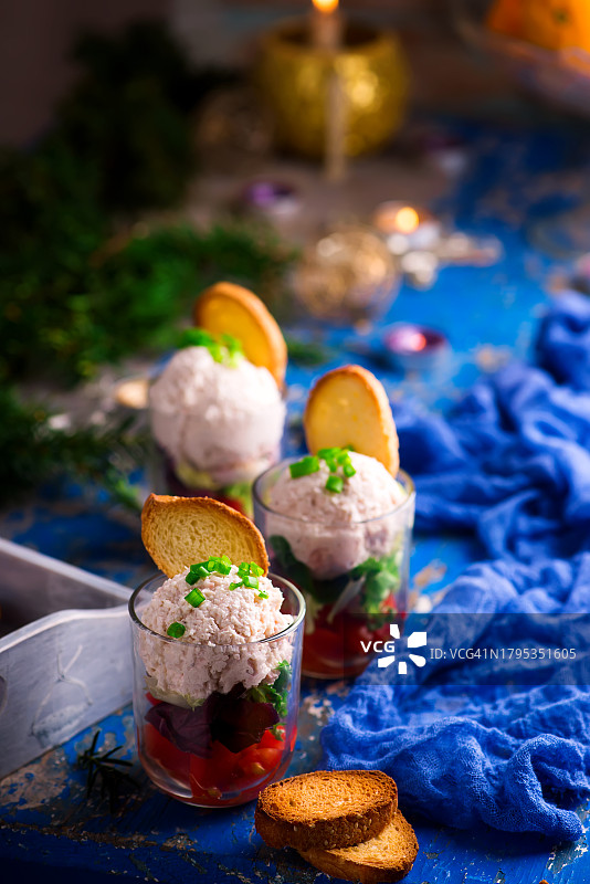 配沙拉的玻璃罐装火腿慕斯图片素材