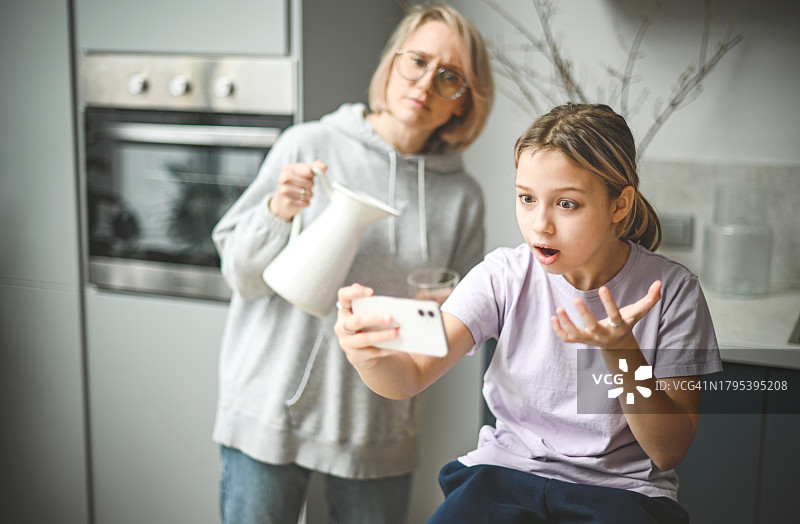 孩子花太多时间在手机上图片素材