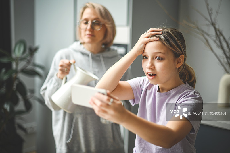 孩子花太多时间在手机上图片素材
