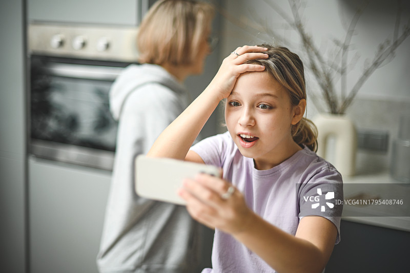 孩子花太多时间在手机上图片素材