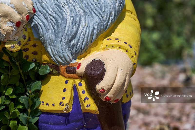 晴天，灰色胡须彩色衣服的花园侏儒特写图片素材