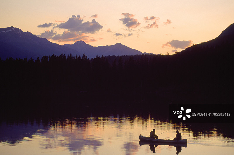 两人在湖中钓鱼图片素材