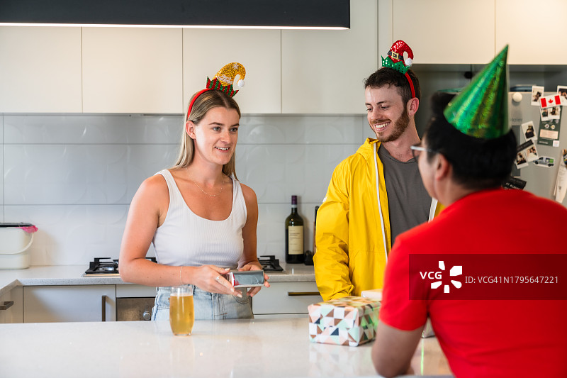 圣诞节是为某人做一些额外的小事图片素材