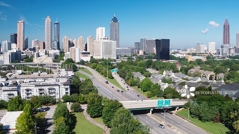 无人机视角拍摄亚特兰大杰克逊街大桥图片素材