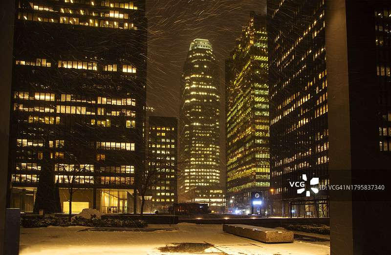 多伦多市中心金融区雪夜景色图片素材