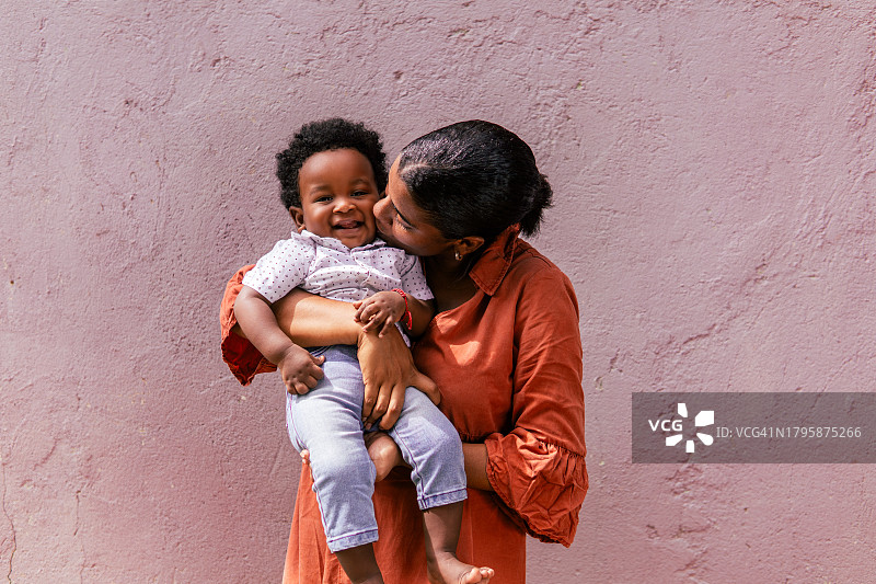 年轻黑人母亲抱着新生儿的肖像图片素材