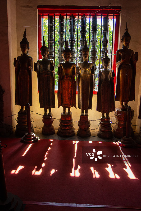 琅勃拉邦维苏纳拉特寺金色佛像图片素材