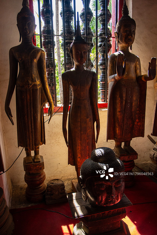 琅勃拉邦维苏纳拉特寺金色佛像图片素材