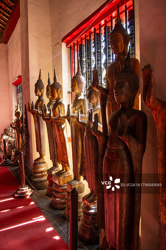 琅勃拉邦维苏纳拉特寺金色佛像图片素材